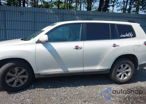 2013 Toyota Highlander Se V6 z USA, uszkodzony, nr VIN 5TDBK3EH8DS197330